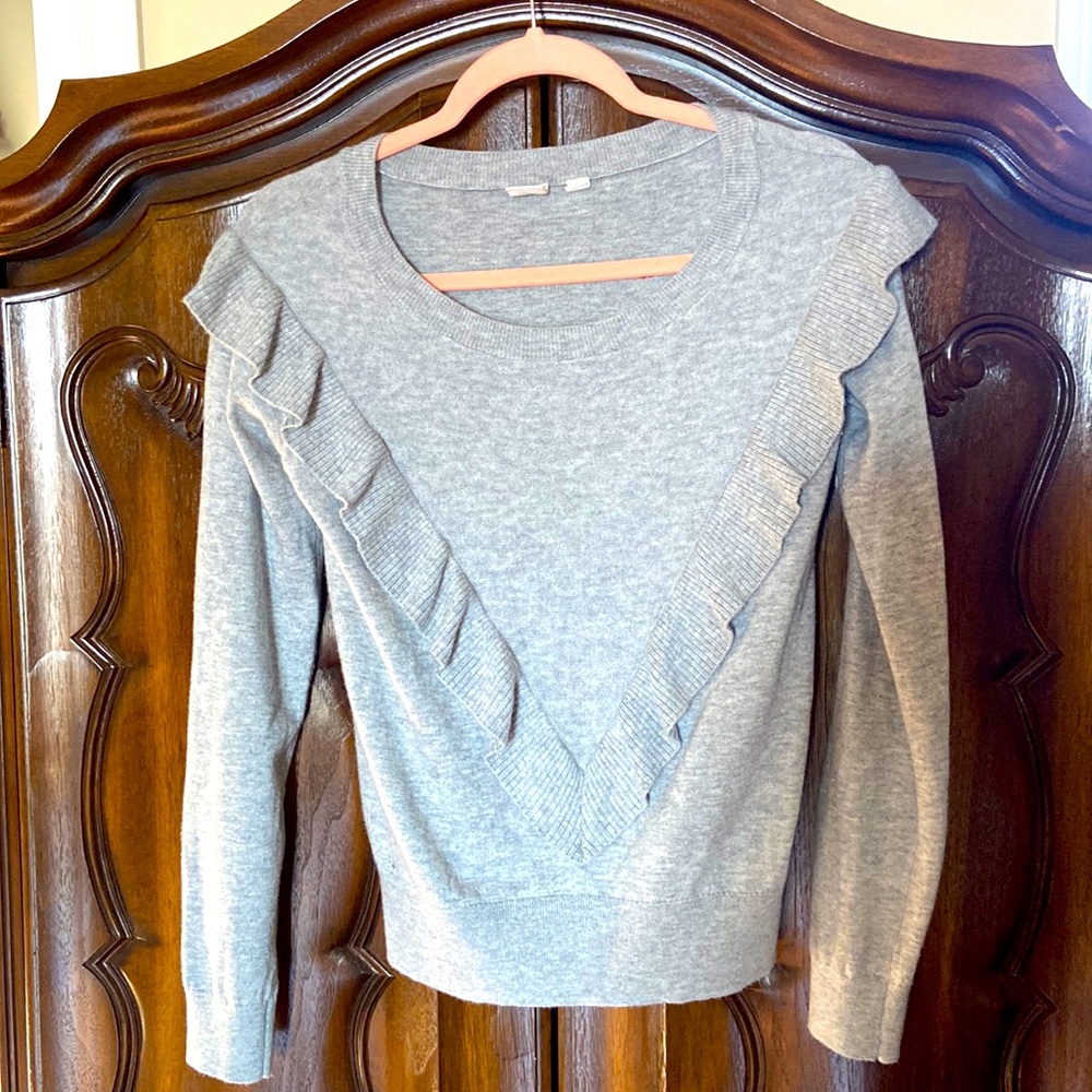 Absolutely cute GAP wool blend heather grey sweater in size xs